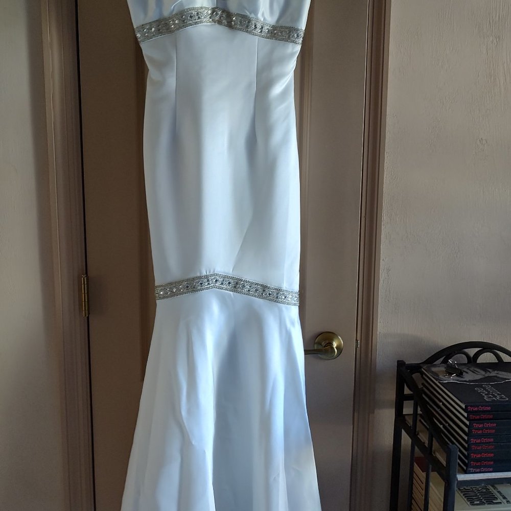 WEDDING DRESS;  WHITE;  DE LA RU;  5/6;  NEVER WORN/NEW;  FINAL SALE.